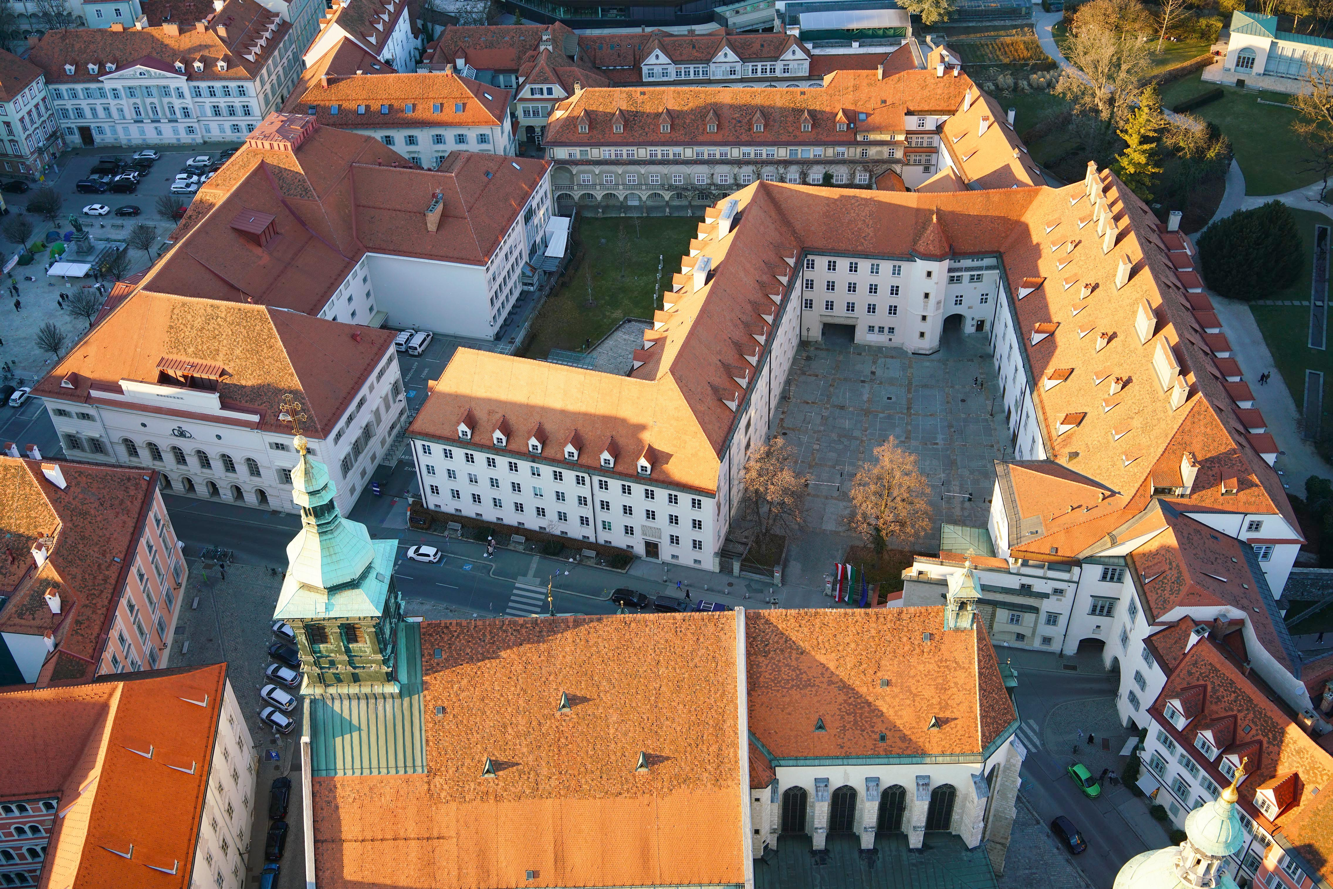 Die Grazer Burg aus der Vogelperspektive mit den angrenzenden Objekten Dom, Schauspielhaus und Burggarten