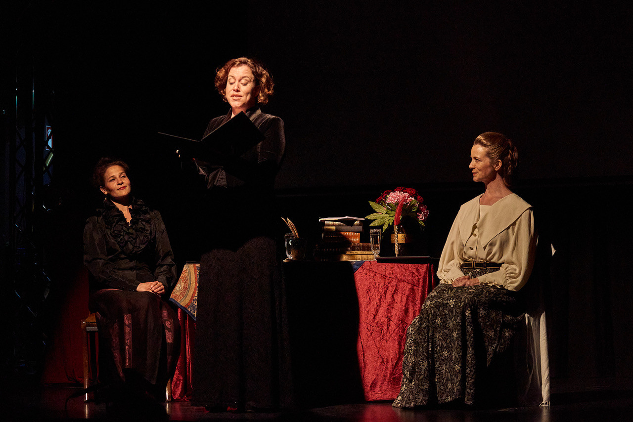 Elsa Schwaiger als Sarah Bernhardt, die Sopranistin Martina Damböck und Nena Eigner als Marianne Hainisch