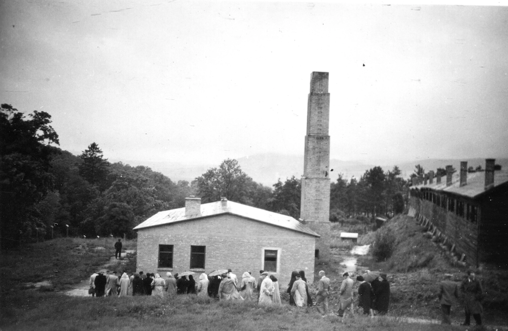 Pilgergruppe vor dem ehemaligen Krematoriumsgebäude 1948