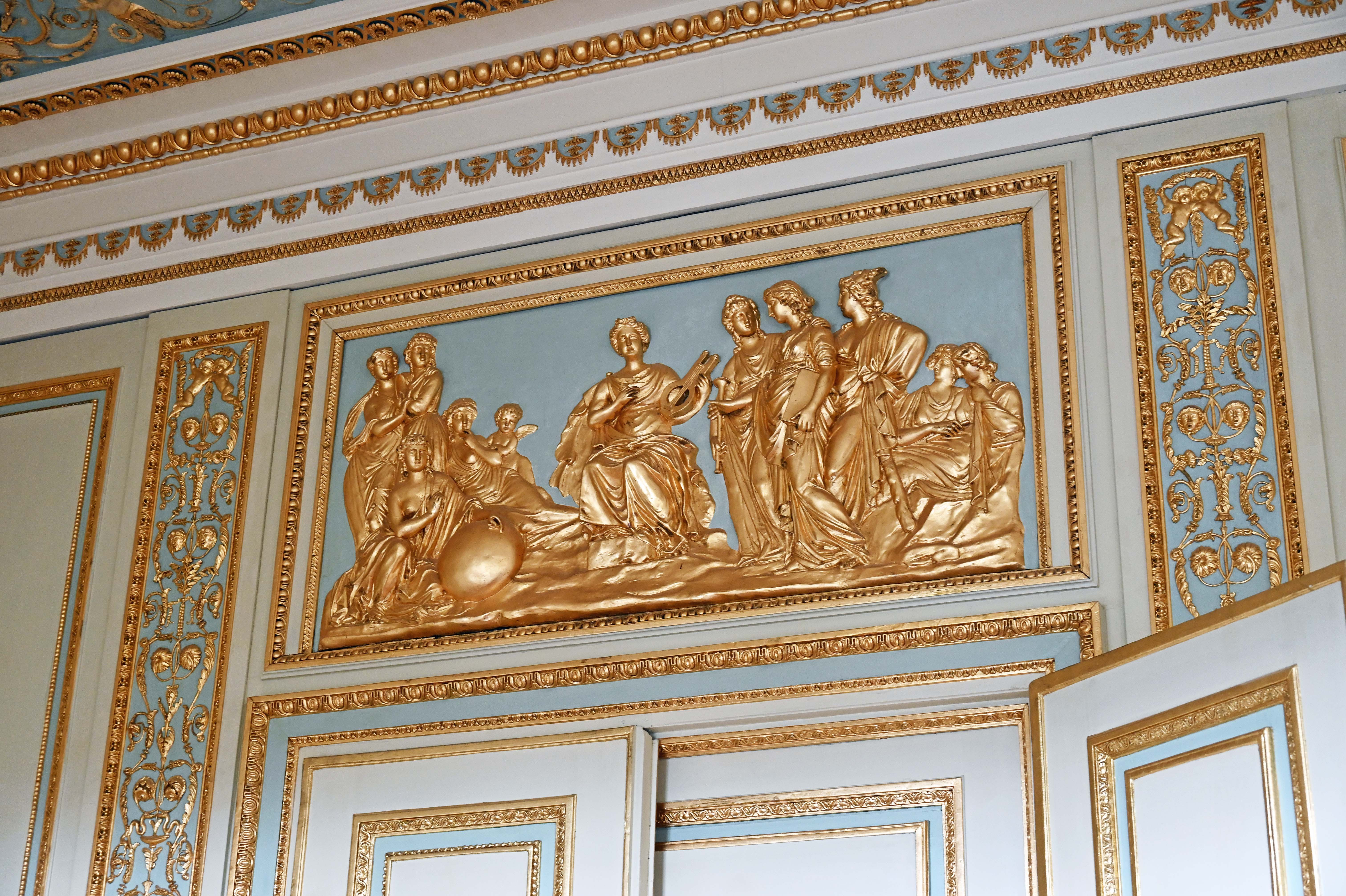 Relief und Wanddekoration im neoklassizistischen Stil