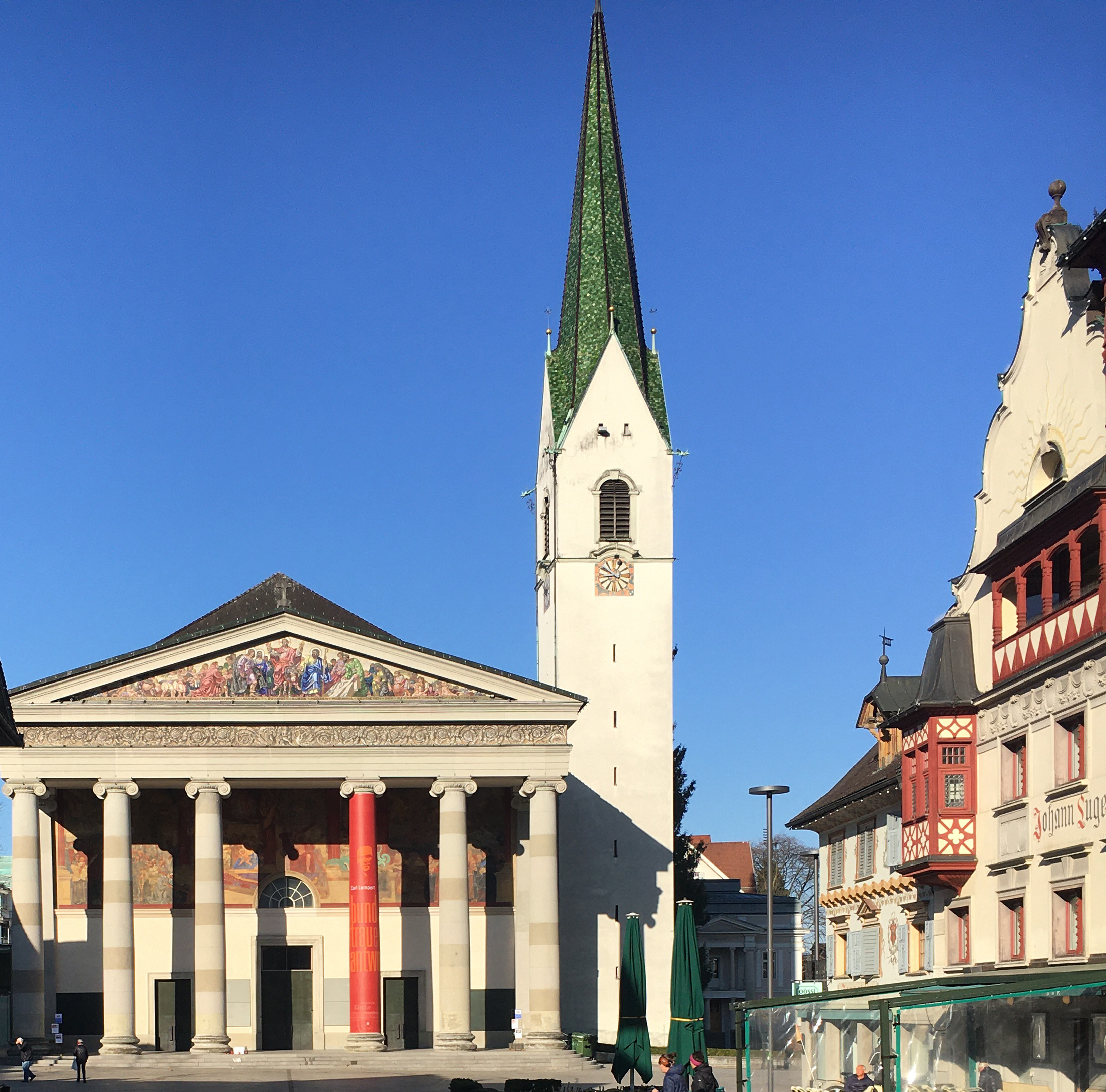 Die St. Martinskirche mit der Carl Lampert Säule