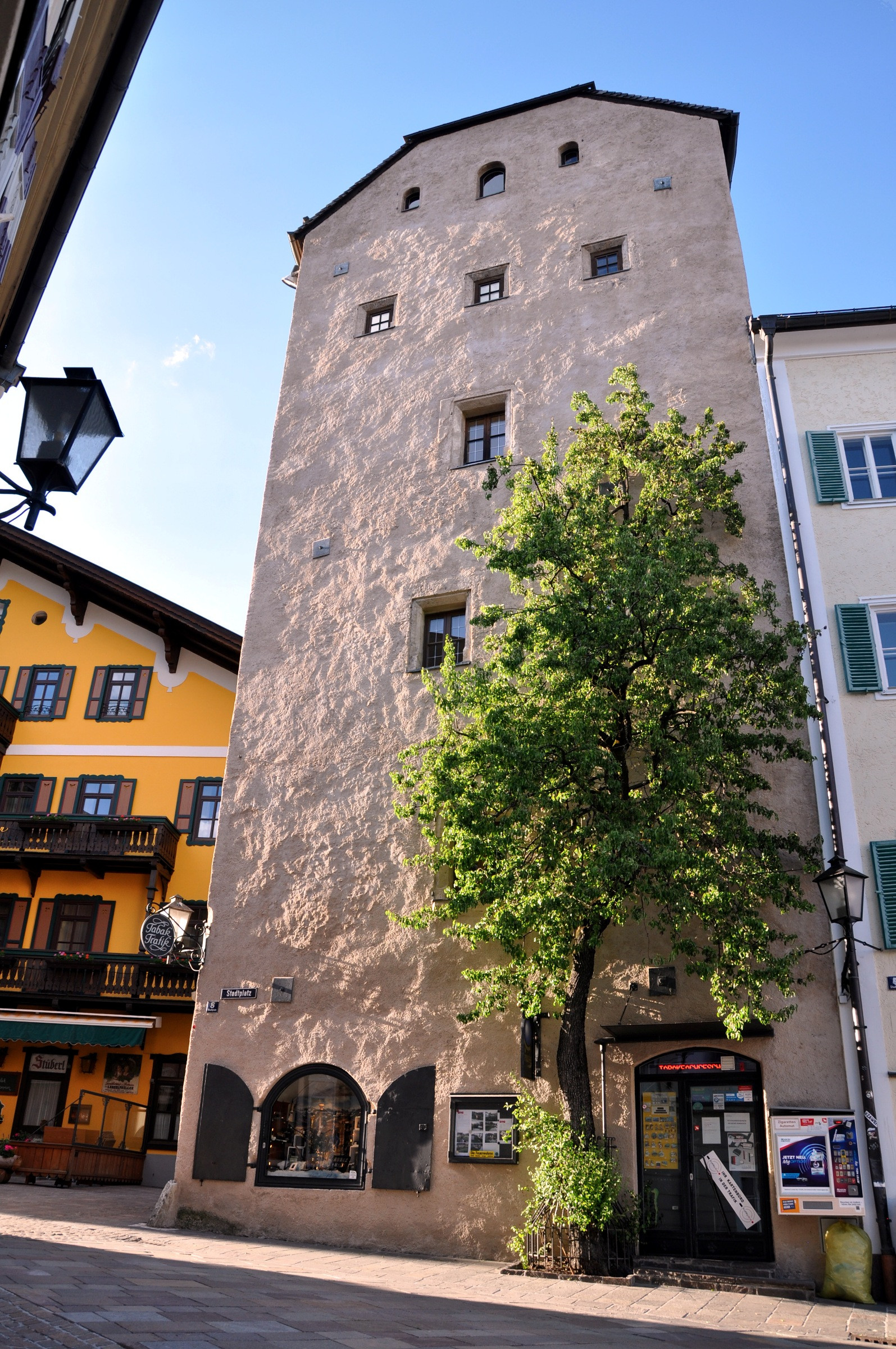 Ein hochmittelalterlicher Turm mitten in Zell am See