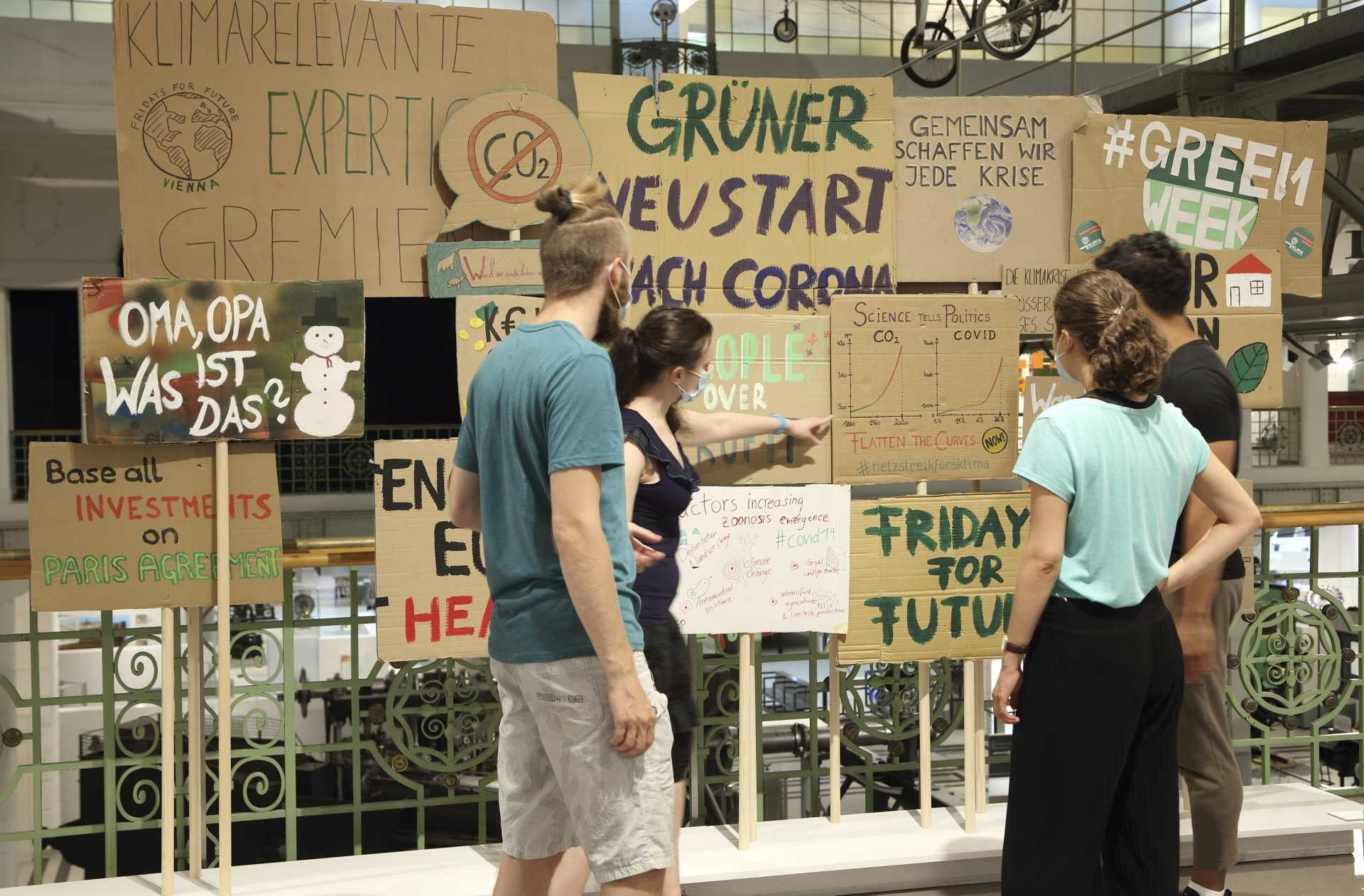 Ausstellungsansicht Protestschilder von Klimastreik
