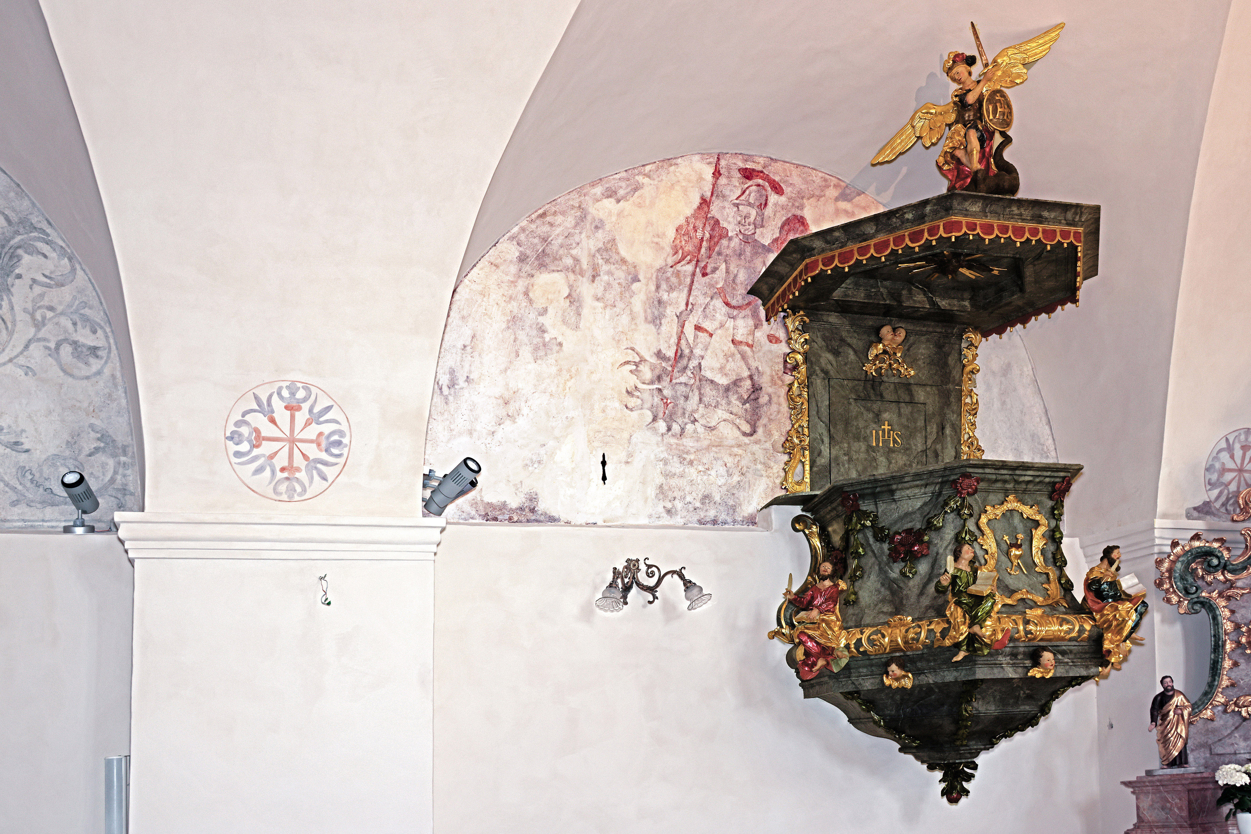 Erzengel Michael als Wandmalerei aus der Renaissance und als barocke Skulptur am Baldachin der Kanzel