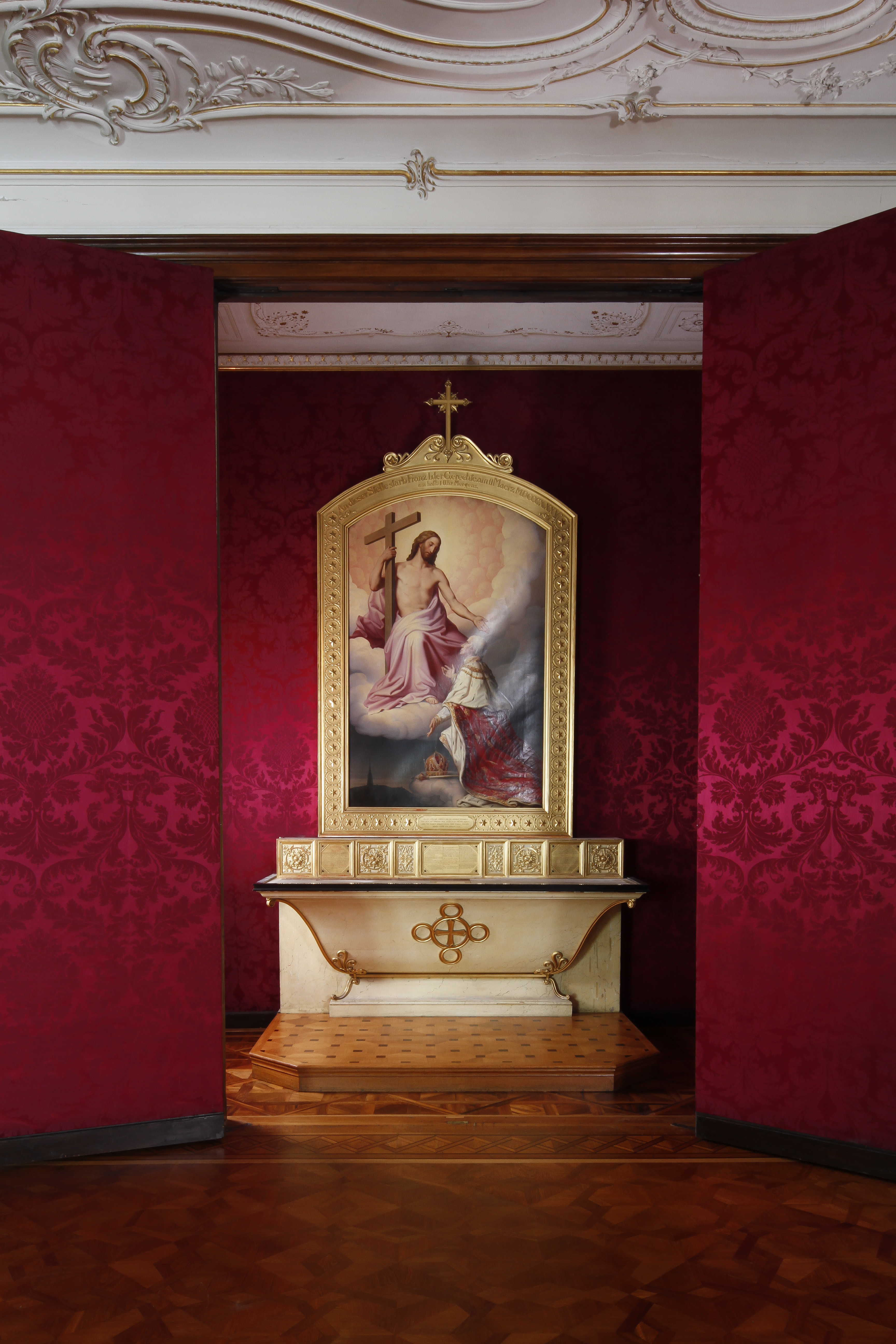 Kapelle mit Gemälde und Altartisch