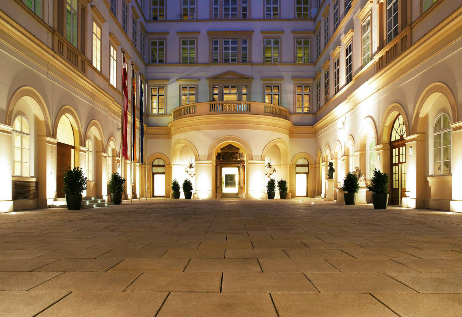 Der Innenhof des Palais Niederösterreich am Abend