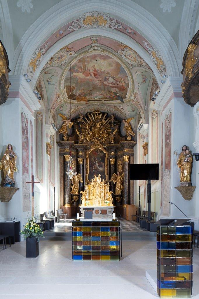 modern gestalteter Altar und Ambo