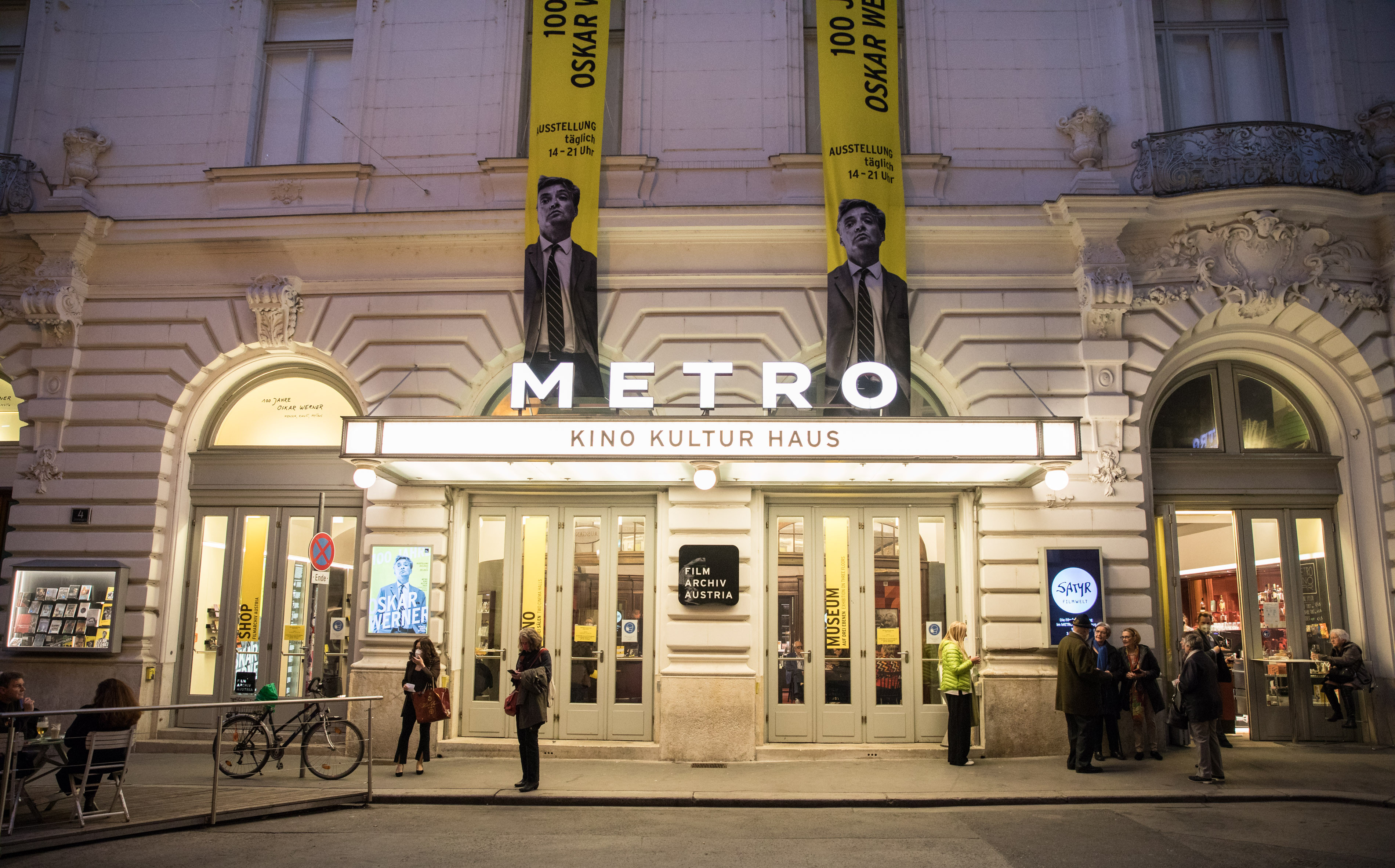 Der Eingang zum Metro Kino Kultur Haus mit abendlicher Beleuchtung