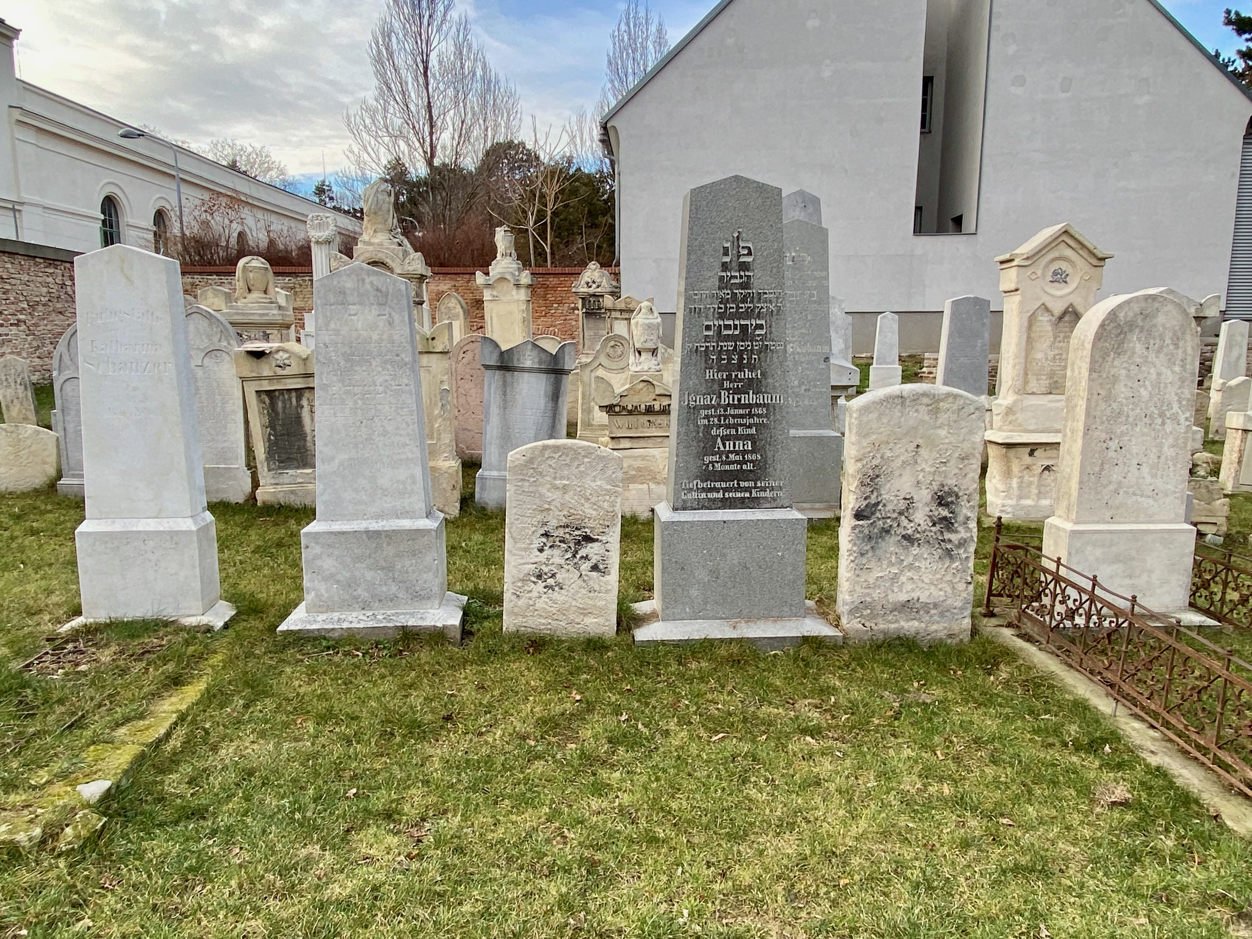 Foto von Grabsteinen nach der Sanierung