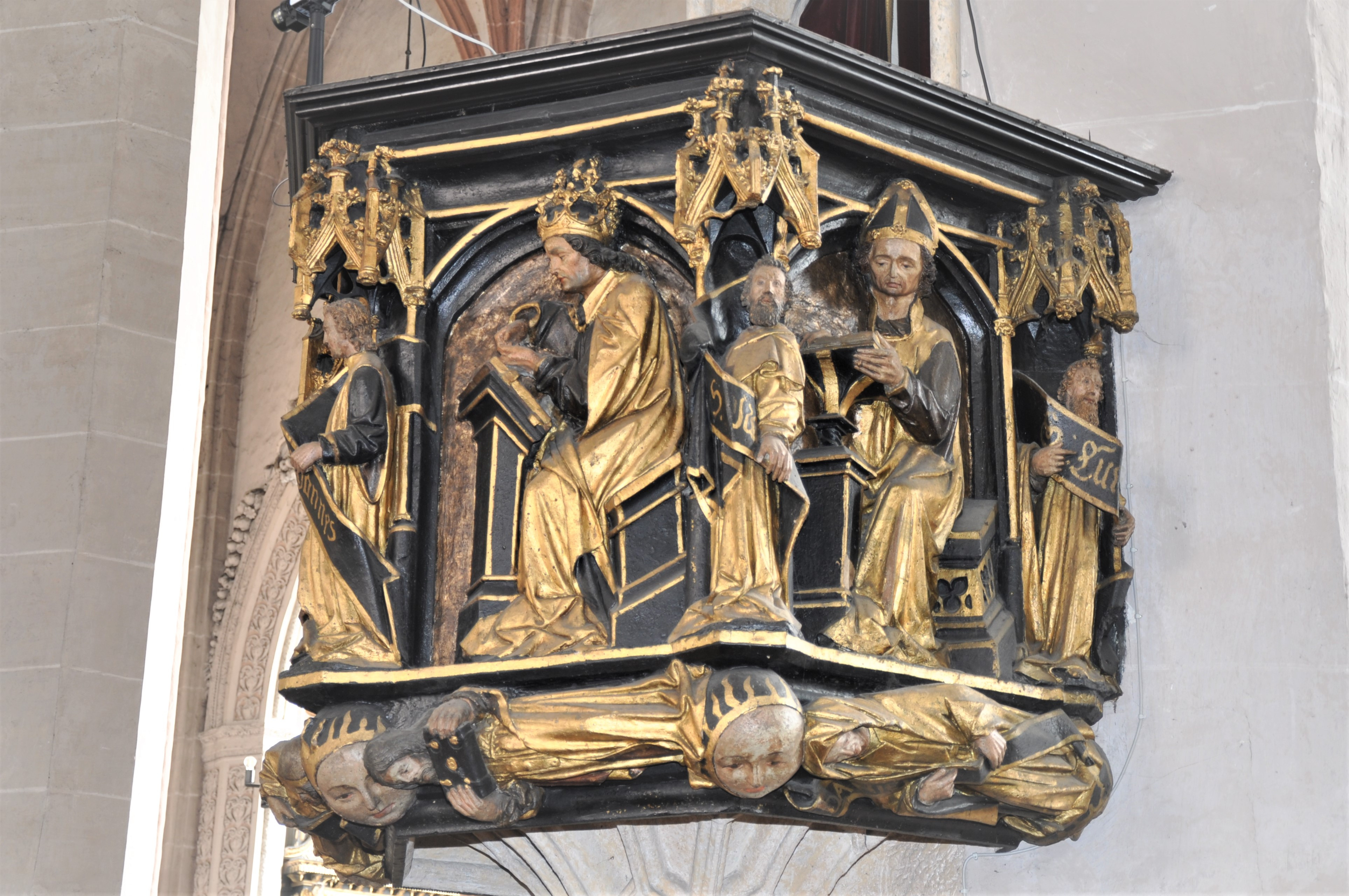 Kanzel aus Sandstein gehauen