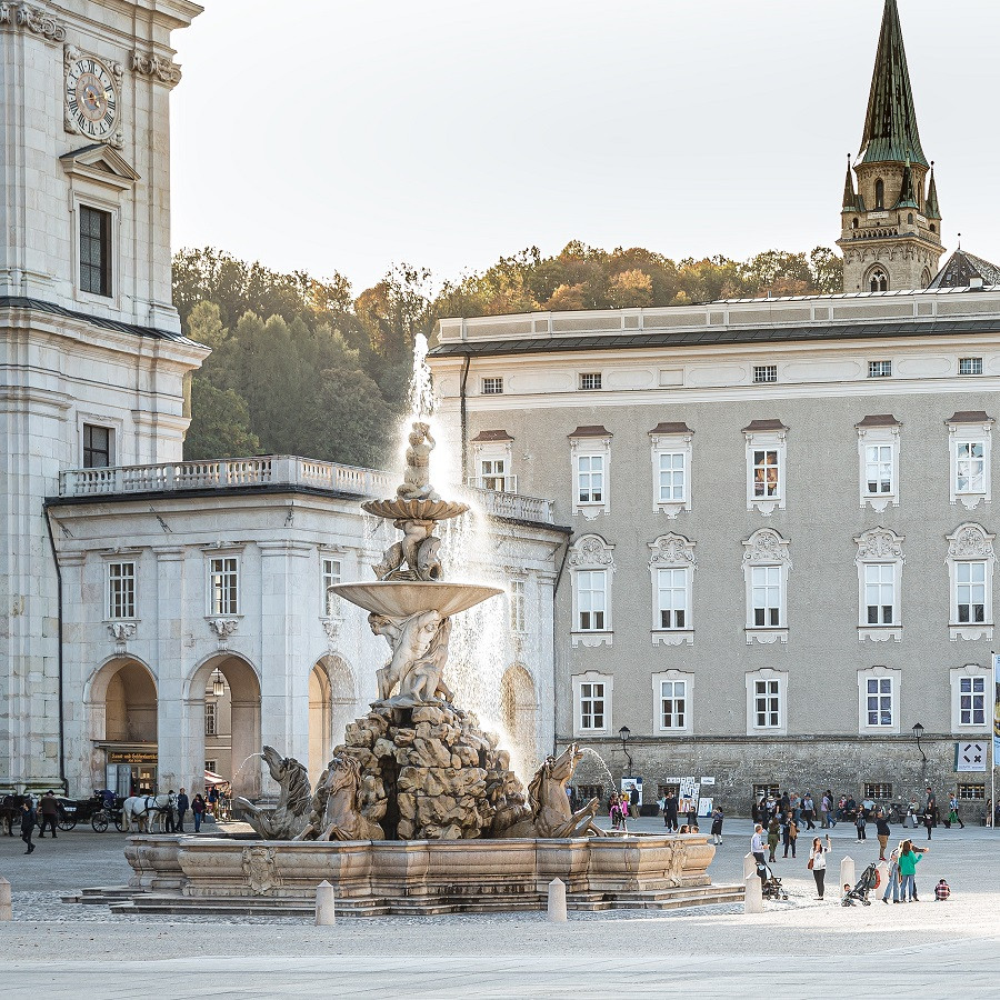 Blick vom Residenzplatz auf das DomQuartier Salzburg