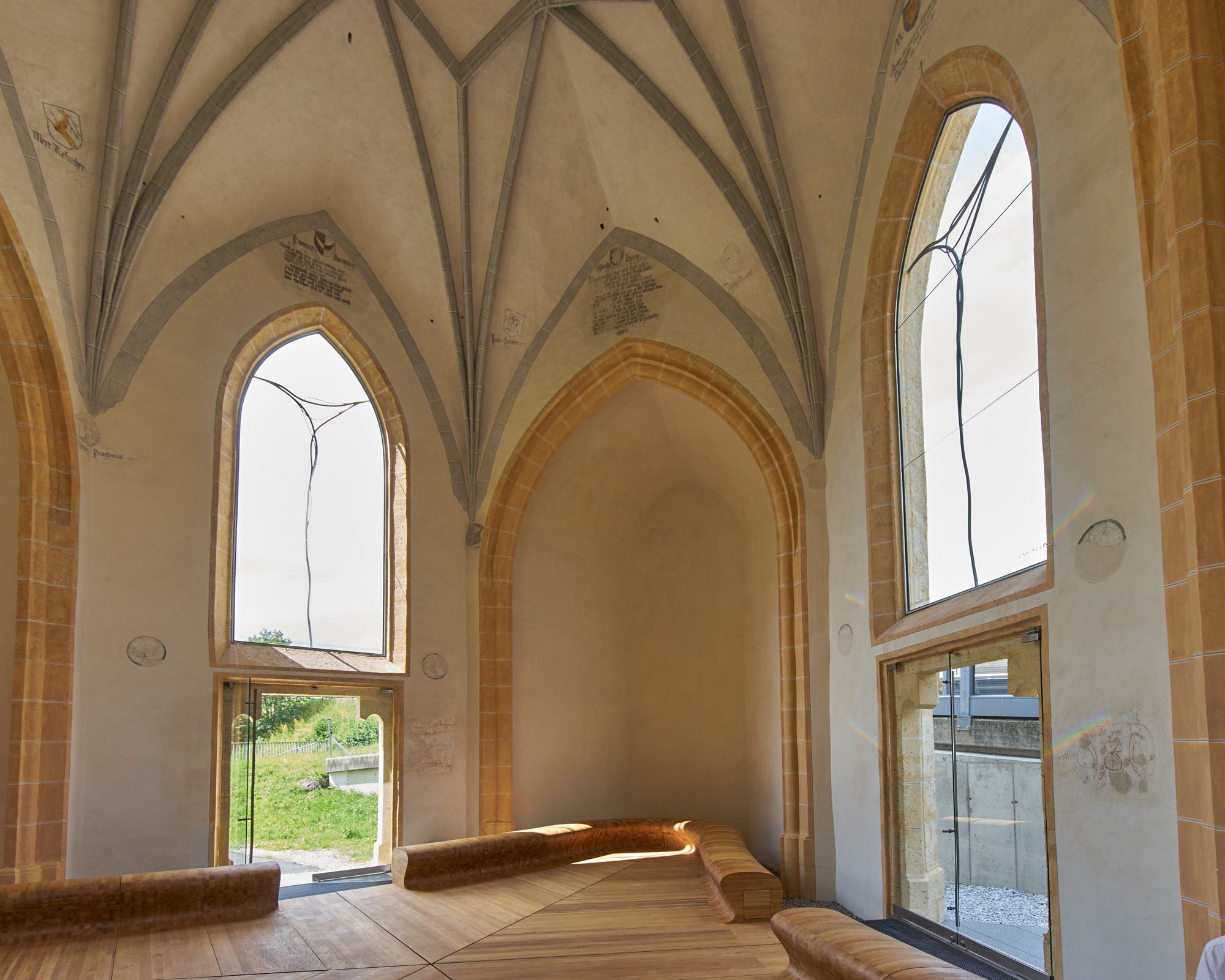Innenraum mit zeitgenössischen Ergänzungen nach Entwürfen des Architekturbüros Stingl-Enge
